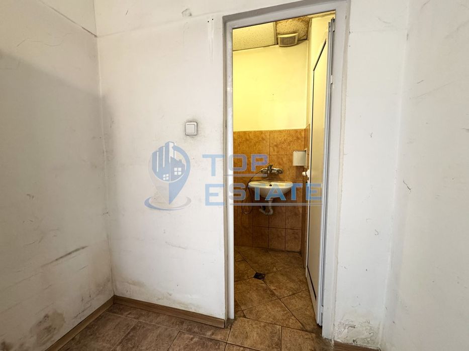 Магазин с лице към главна улица в широкия центрър на град Велико Търн