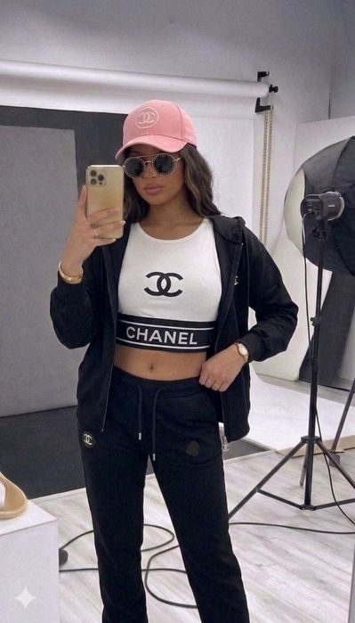 Trening Chanel 3 piese 
Marime M  L XL XXL 
PREȚ REDUS 275 LEI
ADAUS MAXIM 25 LEI
