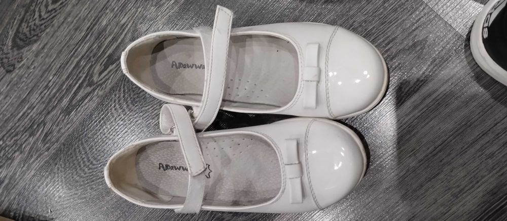 Сандали, маратонки, вътрешни обувки