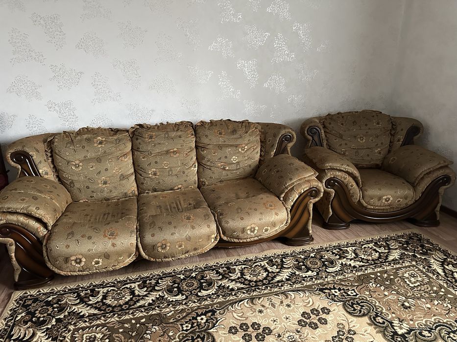 Диван с двумя креслами