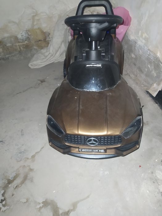 Машина для ребенка почти новая