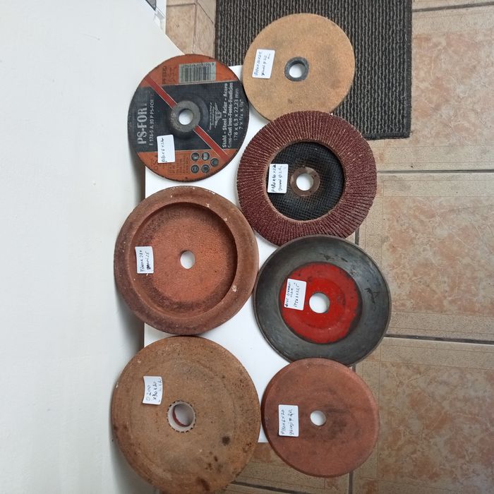 Pietre polizat, șlefuit, debitat