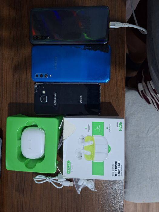 Продам 3 телефона и наушники