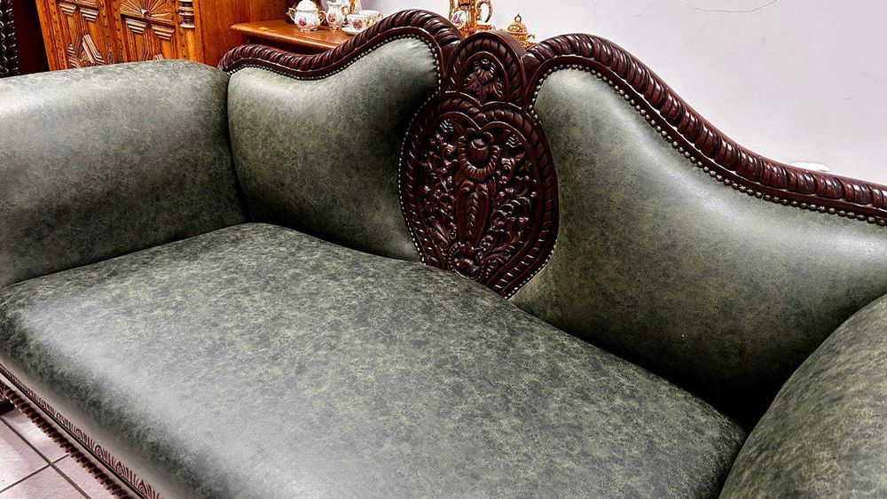 Старинен комплект от масивен махагон с изящна ръчна резба