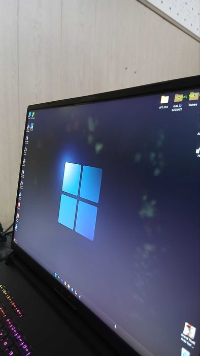 Asus ROG Strix SCAR 18 | Intel Core Ultra 9-275HX | RTX 5080 16GB