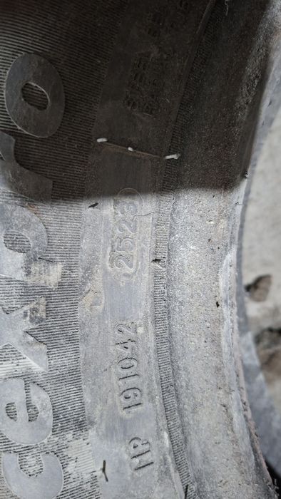 Продам резину 2 шт