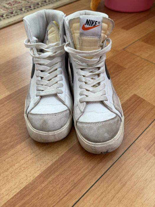 Высокие белые кроссовки