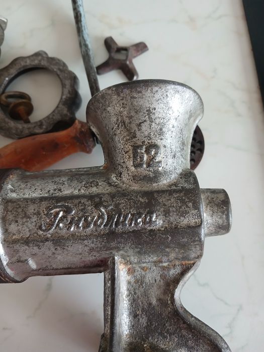 Чугунена месомелачка