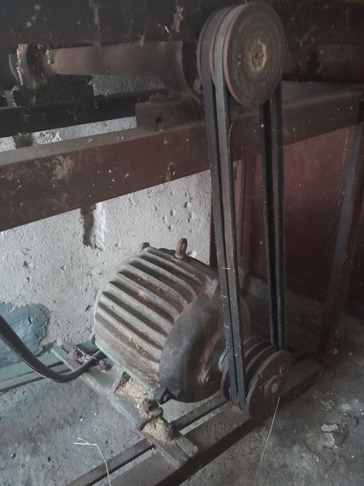 Продавам цинколяр за дърва на трифазен ток и компресор на същата цена