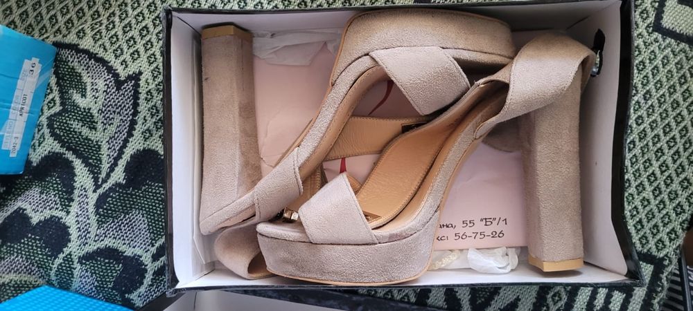 Продам босоножки