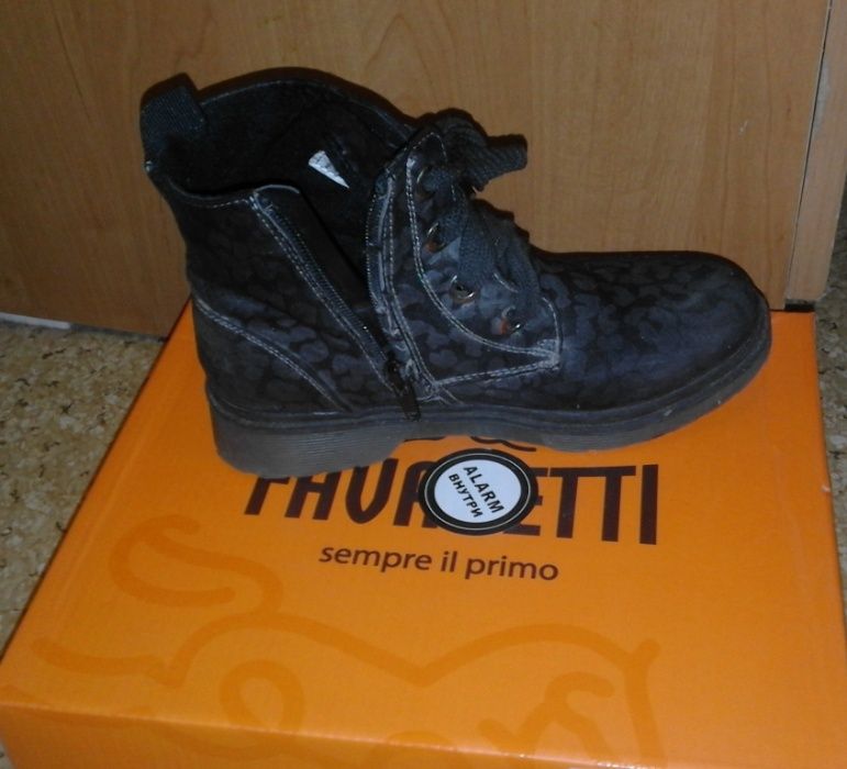 Продам демисезонные ботинки для девочки.