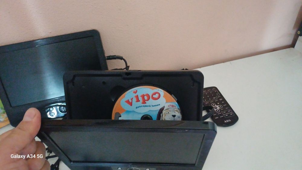 Vând DVD AEG  cu 2 monitoare pt tetiere