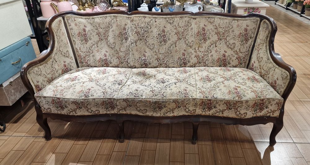 Мягкая мебель эпохи СССР.