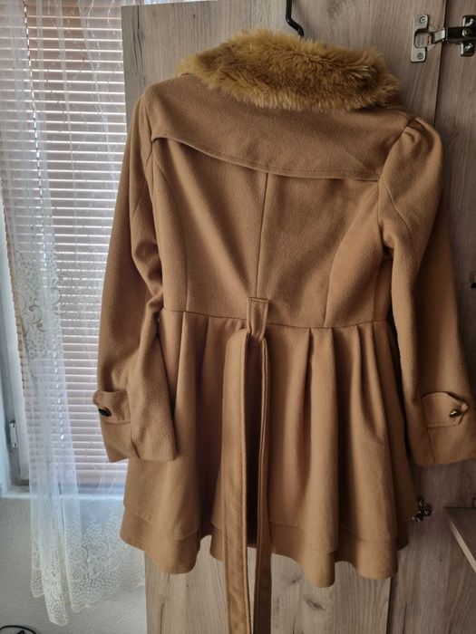 Бежово палто, елегантно и красиво