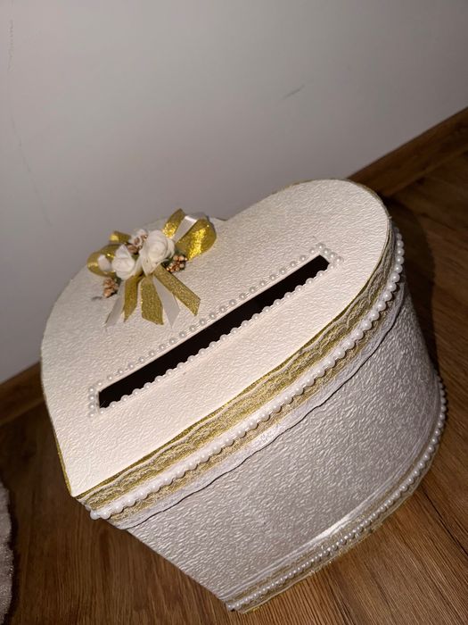 Кутия за пари и кошница за бонбони