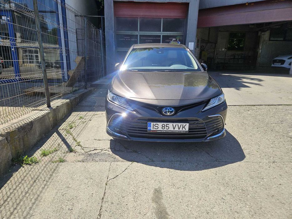 Toyota Camry 2.5 Hybrid 2021 – Eleganță, Confort și Eficiență