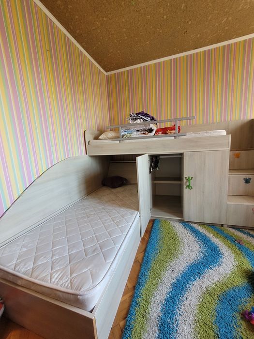 Детска спалня- 2 легла с матраци, 2 бюра и рафтове