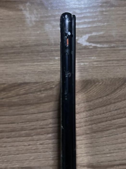 Iphone XR битый.