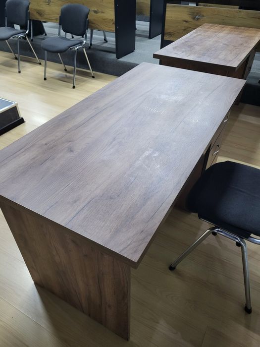 Компьютер столи сотилади. Нархи 400 минг сум. Хар хили бор.