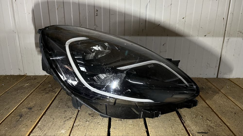 2 броя ляв и 1 брой десен фар Ford Puma