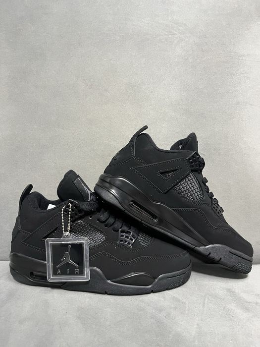 Vând sneakers model Jordan 4 – o piesă iconică, extrem de apreciată în cultura streetwear.