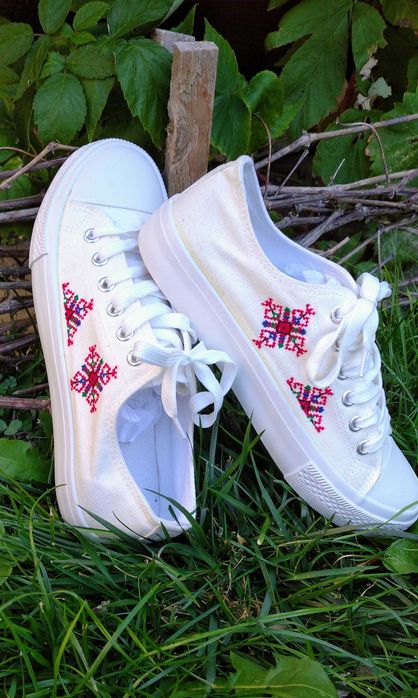 Спортни обувки с ръчна бродерия