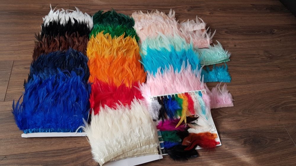 Кокоши пера на лента