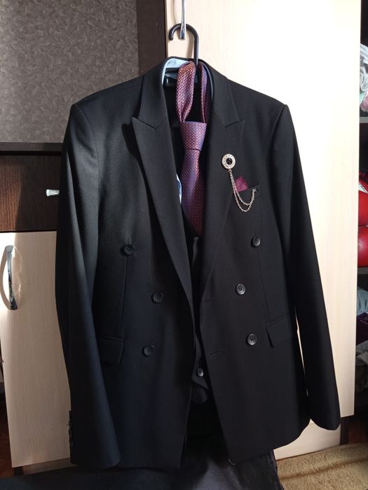 Продам чёрный Костюм для студентов в идеальном состояние!