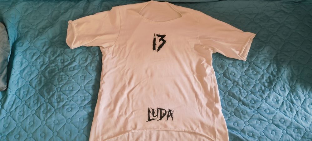 Бяла тениска на Luda