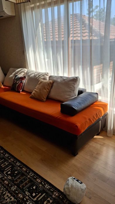 Ъглов диван с размери 305см / 180 см / 90 см.