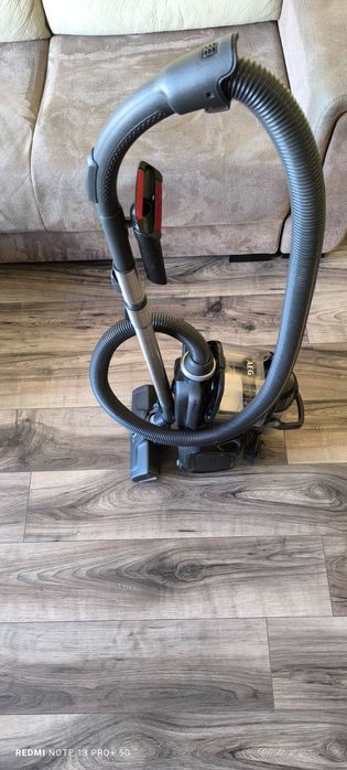 Продавам прахосмукачка AEG като нова!