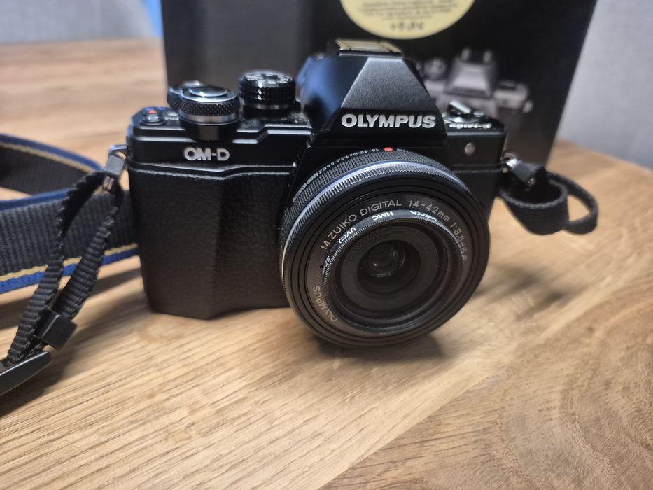 Olympus E-M10 Mark ii с 2 обектива 14-42mm + 40-150mm