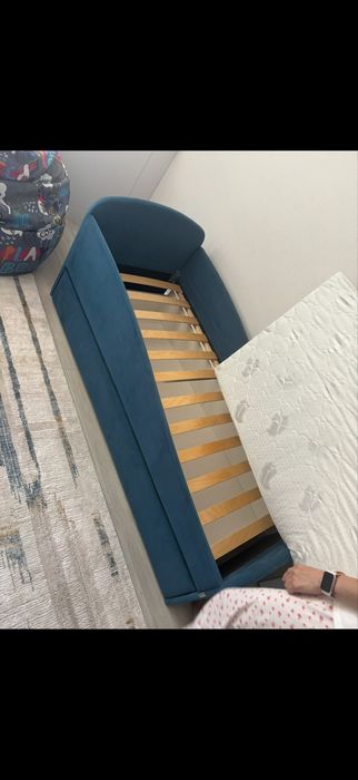 Продам две кровати розовая  и синяя