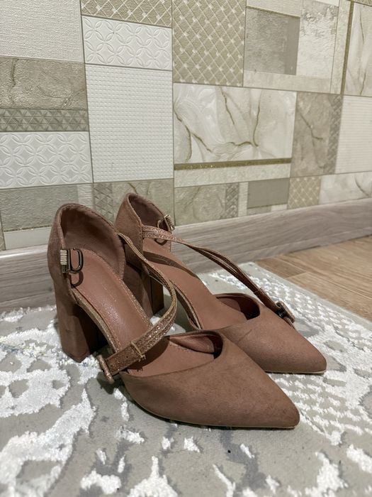 Продам велюровые туфли