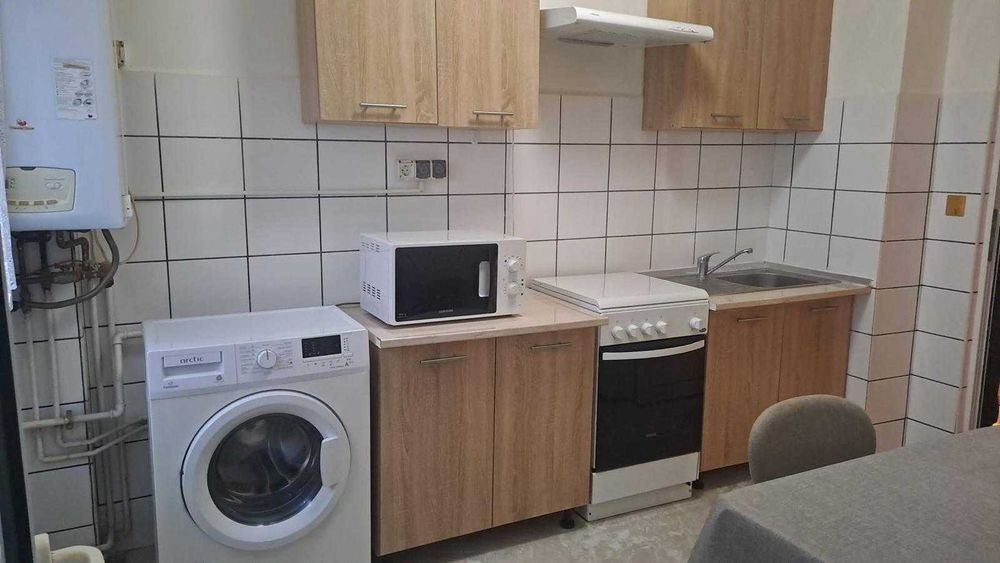 Inchiriere apartament 2 camere, decomandat, Campina, ultracentral, izolat termic, et.2 din 4, zona linistita, recent modernizat, utilat electrocasnice