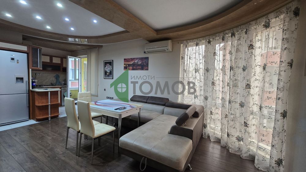 Прекрасно обзаведен тристаен апартамент в кв. Билла 1