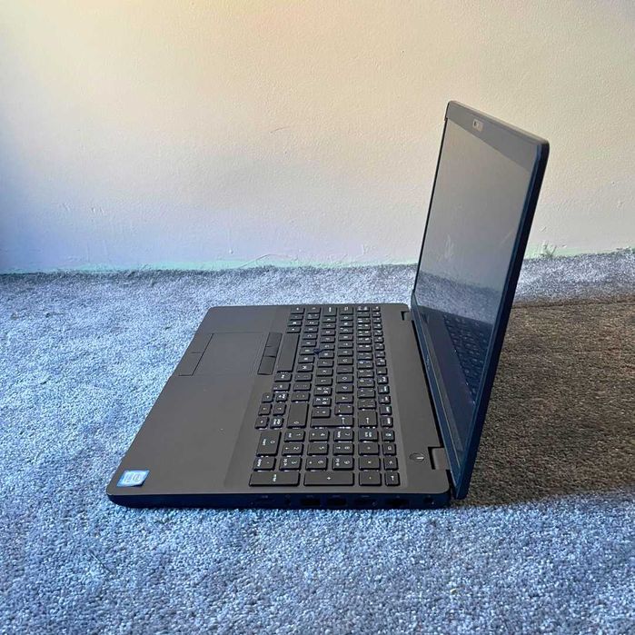 Dell Latitude 5500 - 15.6''FHD, i5-8265u, 8GB RAM DDR4, 256GB NVMe M.2