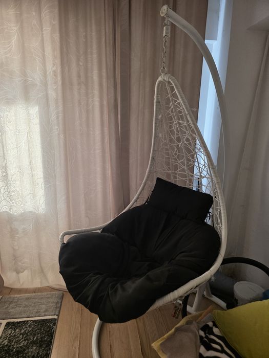 Balansoar / Leagăn suspendat alb cu pernă neagră, stare excelentă