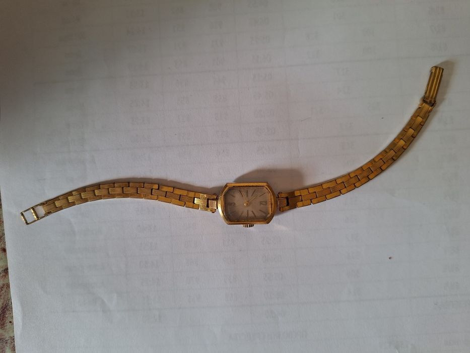 Продавам лот от механични и кварцови часовници.