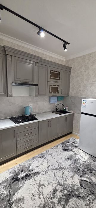 Raysentrda 1 chi etajda 3 xonali kvartira ijaraga beriladi