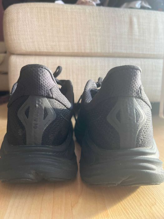 Hoka Clifton 10 Full Black nr. 44 – stare excelentă