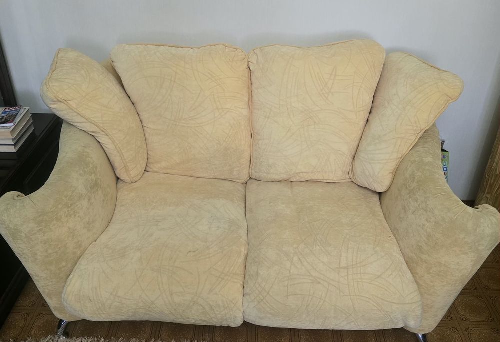 Диван раскладной. С подушками.