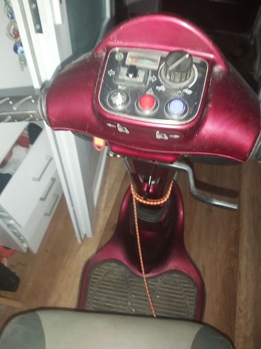 Căruț electric pentru persoane cu dizabilități în stare f.bună