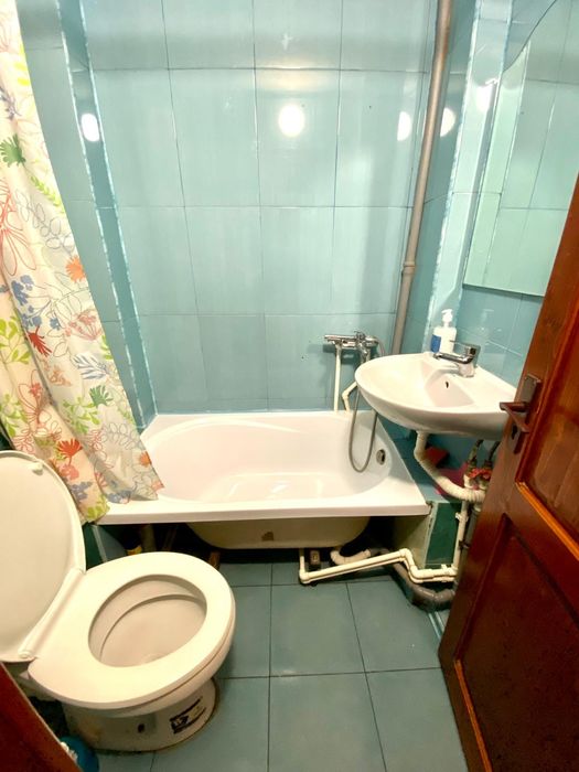 Închiriez apartament cu 2 camere, parter