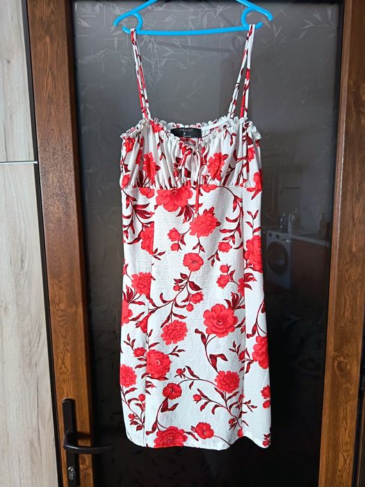 Rochie mărimea M dar recomand pentru mărimea S.