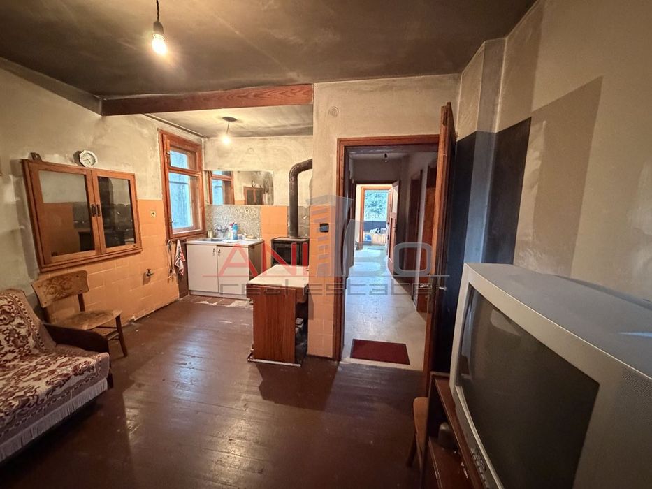 Къща в София, област-с.Говедарци площ 200 цена 180000