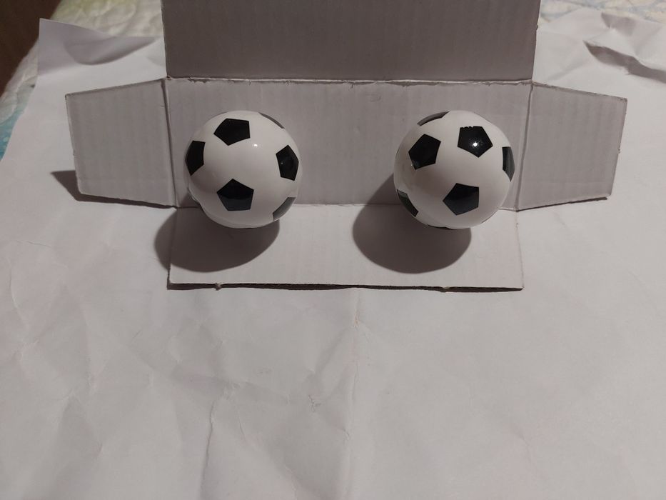 Butoni/ manere din ceramica, sub forma de mingie