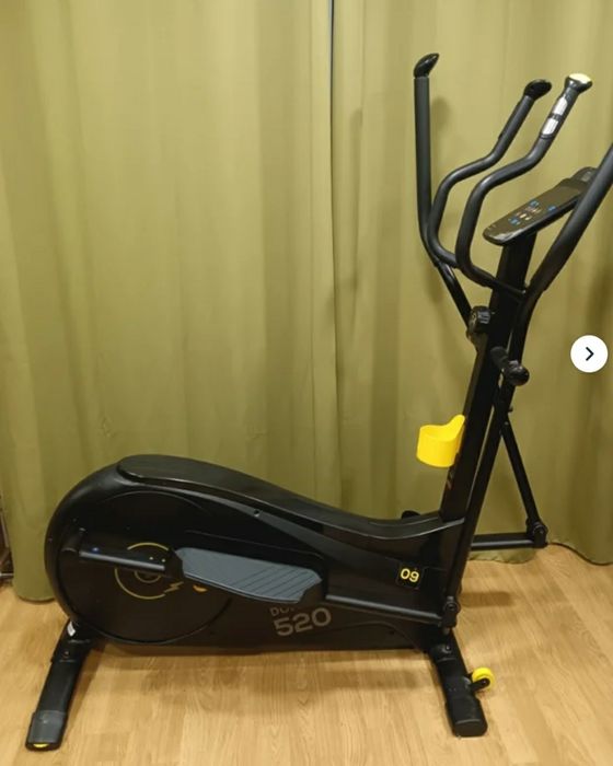 Bicicletă eliptică aproape nouă – perfectă pentru antrenamente acasă