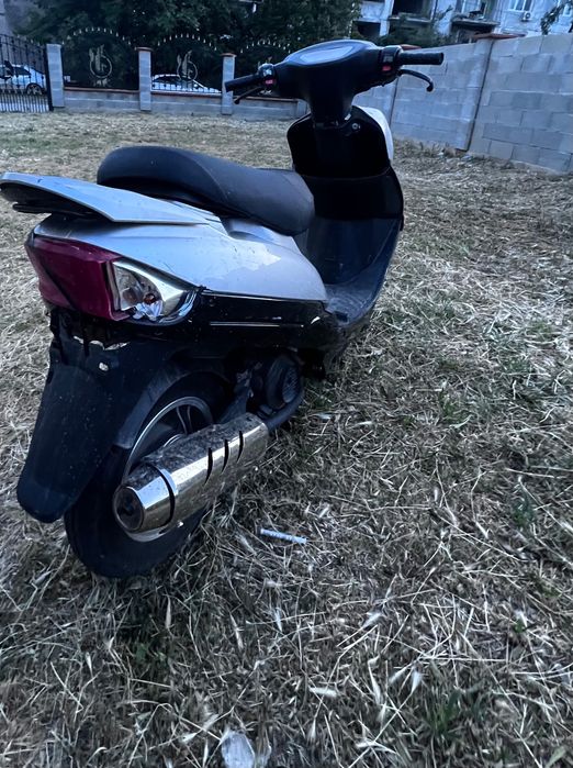 Продавам скутери белия е китайски със Suzuki 50