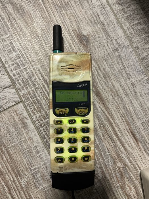 Ericsson 377 със зарядно